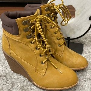 Tan Construction boot with wedge